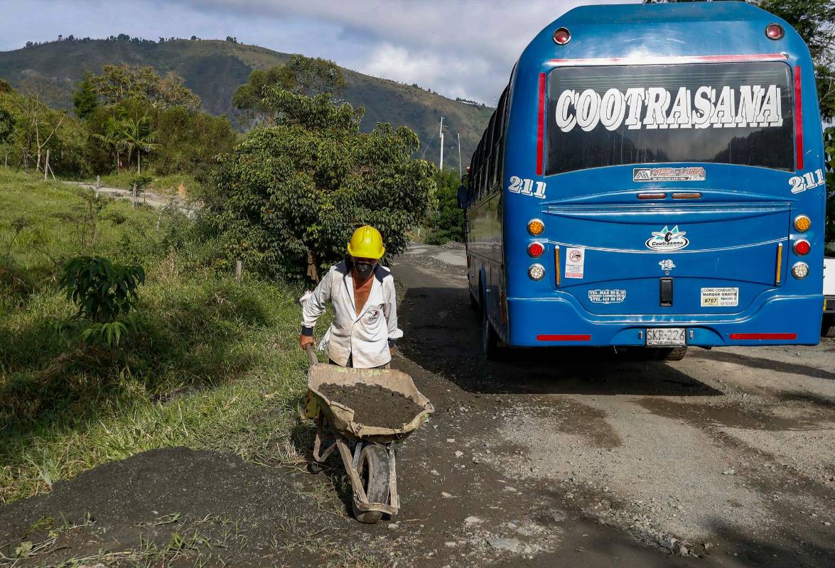 El tránsito del bus de Heliconia se hace complejo en los dos kilómetros que faltan por pavimentar en esa vía, desde el alto de Chuscal. Foto: Manuel Saldarriaga Quintero.
