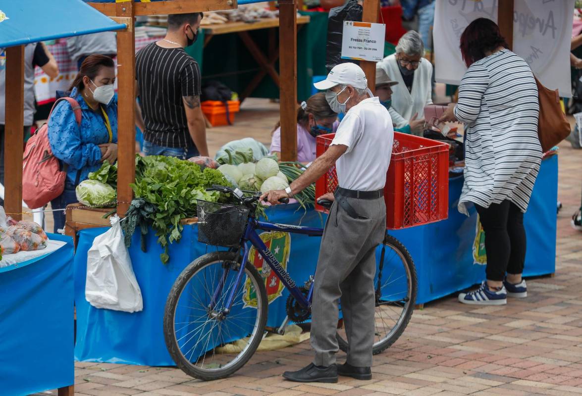 El mercado campesino, busca la comercialización de manera directa de los diferentes productos agropecuarios por parte de los campesinos. Foto: Manuel Saldarriaga Quintero.