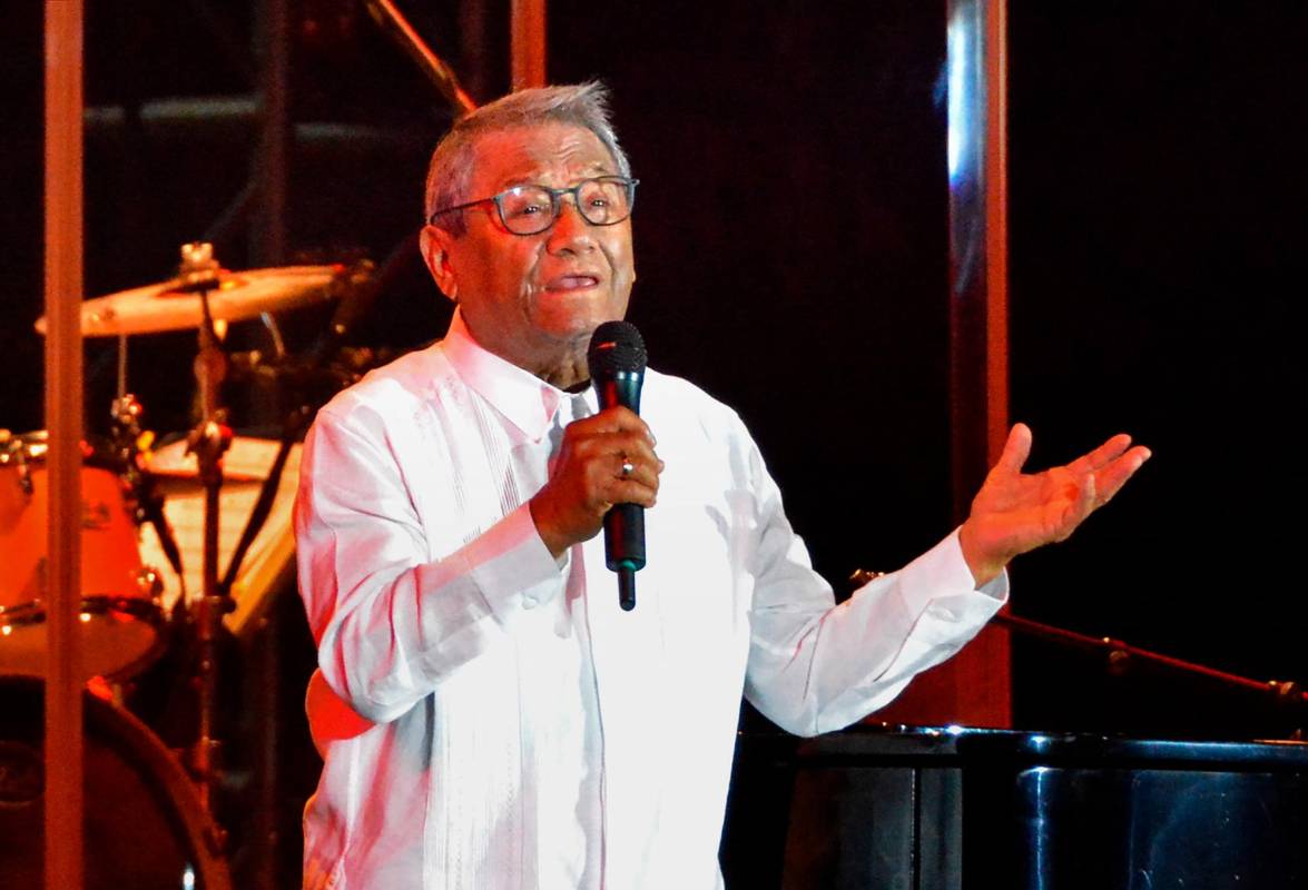 Armando Manzanero, el maestro de la balada romántica, falleció por covid-19 este lunes 28 de diciembre. FOTO AFP