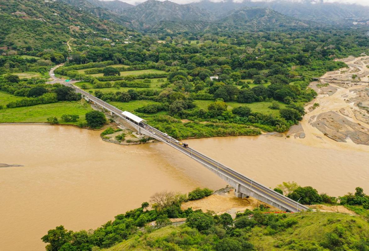 El nuevo puente, el más largo de los 49 que hubo que construir durante todo el trayecto de esta vía 4G (33 km), tiene un peso de 6.000 toneladas y una extensión de 426 metros. Foto: MANUEL SALDARRIAGA QUINTERO. 