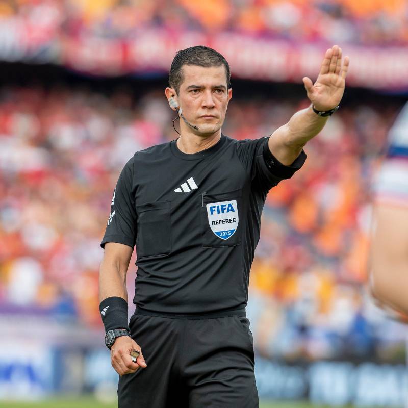 El árbitro bogotano Andrés Rojas tiene 41 años y es uno de los más destacados en el fútbol colombiano, donde el arbitraje ha sido tan cuestionado últimamente. Foto: Juan Antonio Sánchez