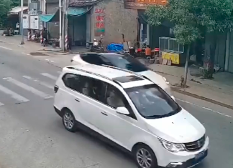En la imagen el Tesla que perdió el control. FOTO: CAPTURA DE VIDEO