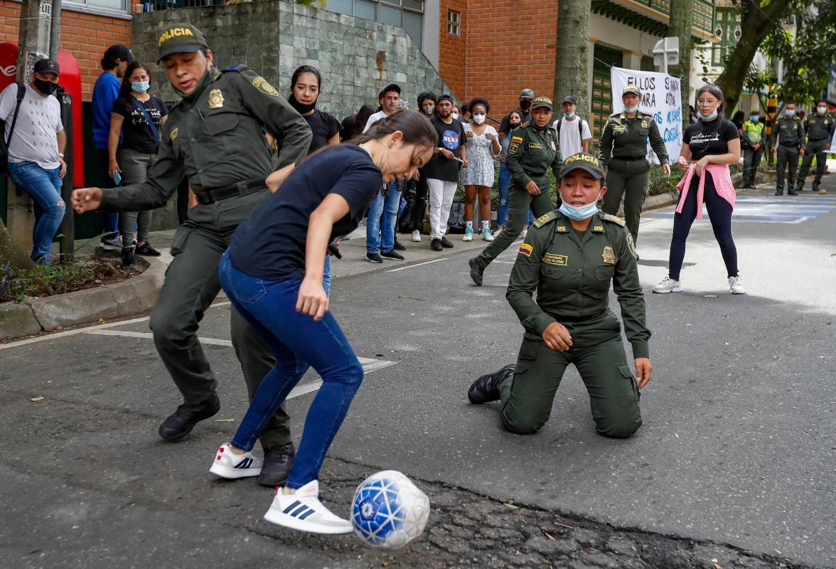 A pesar de que el balón estaba un poco desinflado no fue impedimento para el desarrollo del partido: Foto: Manuel Saldarriaga Quintero