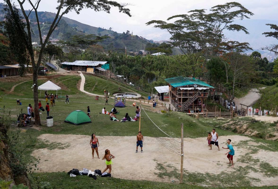 Hace dos décadas nadie hubiera creído que en San Javier, comuna 13 de Medellín, habría un Ecoparque con piscinas naturales, canchas, paseos a caballo, animales de granja. Foto: Manuel Saldarriaga Quintero.