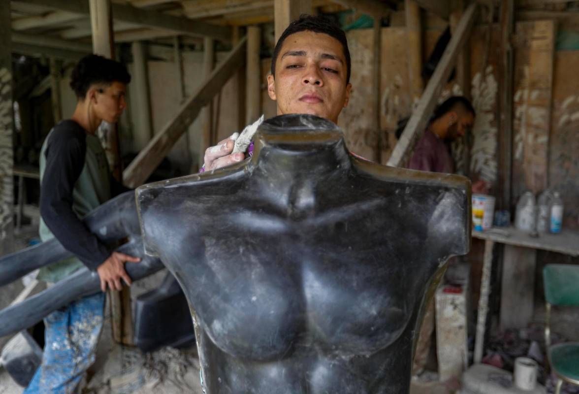 Juntos elaboran maniquíes para después ser llevados al centro de la cuidad y proveer los almacenes que venden ropa. Foto: Manuel Saldarriaga Quintero.