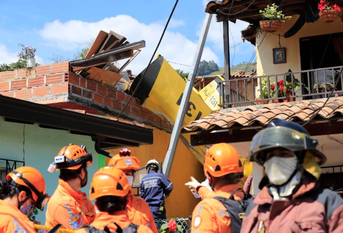 La emergencia fue atendida por bomberos del municipio, los dos ocupantes de la aeronave fueron trasladados a centros asistenciales. Foto: Jaime Pérez