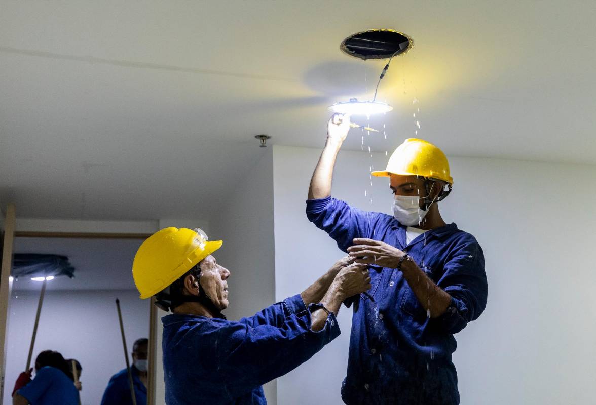 El agua cae a cántaros cada que llueve en la sede del Tribunal Administrativo de Antioquia. FOTO CAMILO SUÁREZ