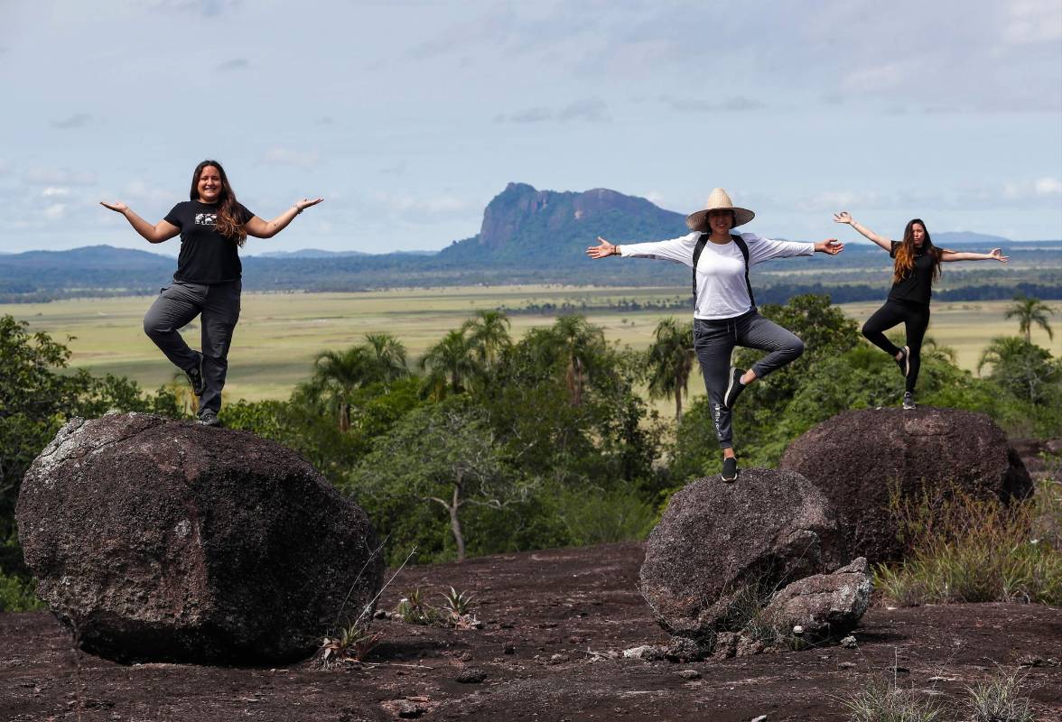 Turistas disfrutan de este fenómeno de rocas el parque nacional El Tuparro (Vichada). Foto Manuel Saldarriaga Quintero