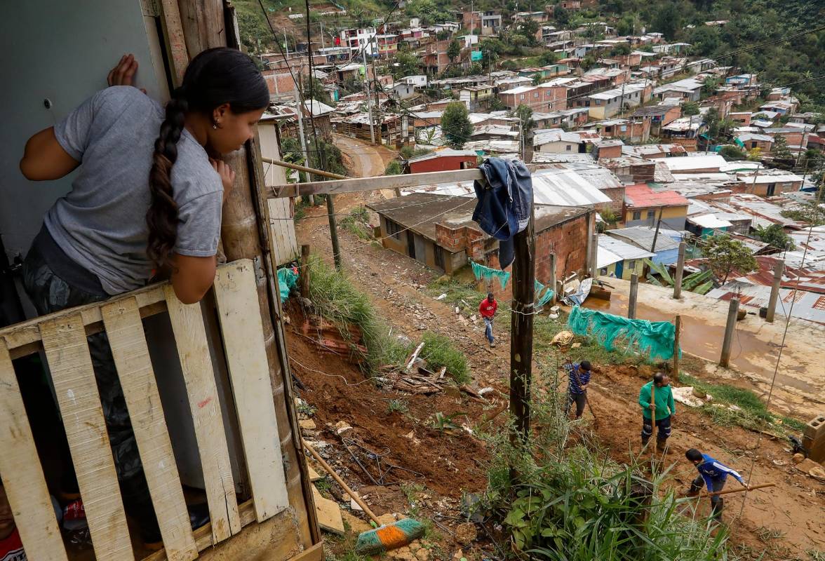 En los barrios Santo Domingo y el Playón, al nororiente de Medellín, el DAGRD reportó que son 24 las familias que resultaron damnificadas. Foto: Manuel Saldarriaga Quintero.
