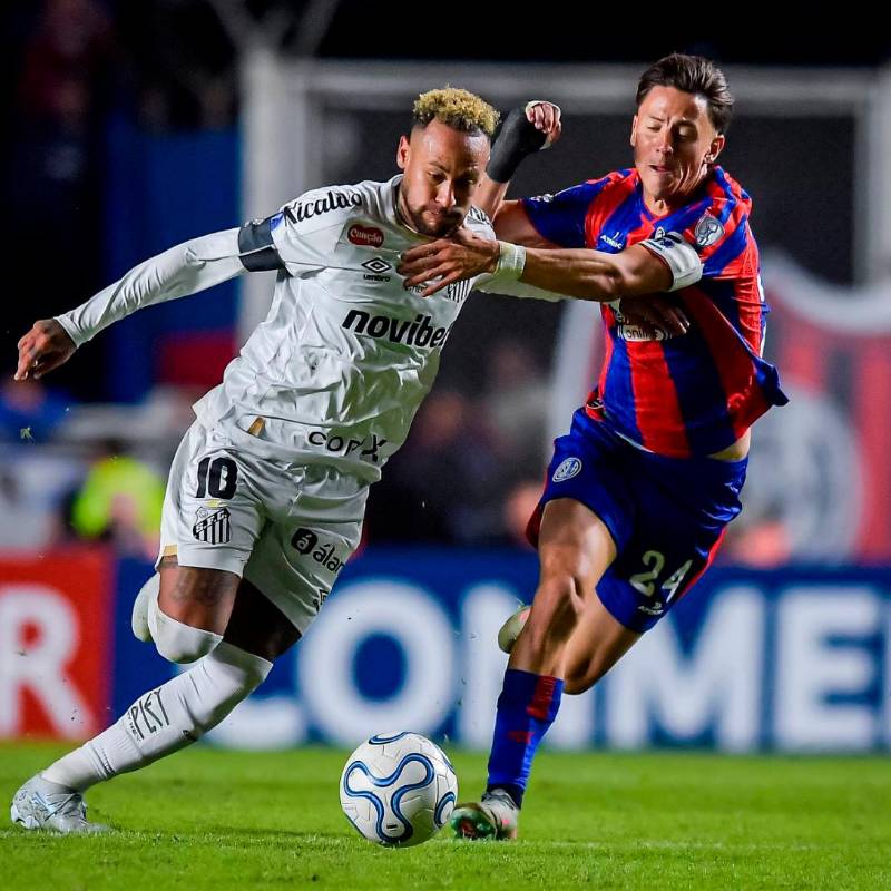 El brasileño Neymar fue titular con Santos en el duelo ante San Lorenzo por Copa Sudamericana, compromiso que se disputó en Argentina y terminó en empate 1-1. FOTO GETTY 