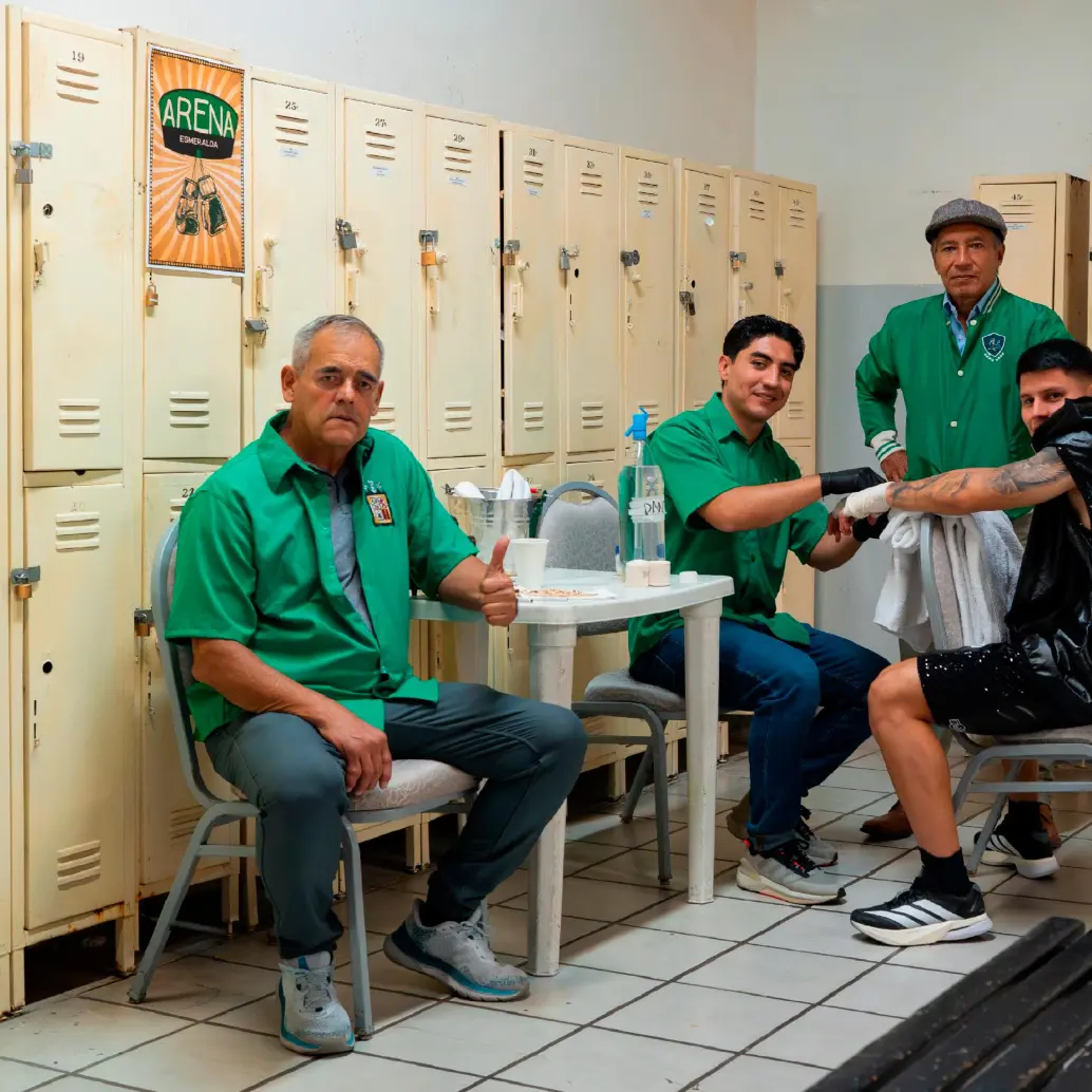 Daniel Arcila, quien en el camerino se ve junto a otros hombres que dejaron huella en León, como Martín César ‘El Chavo’ Peña y Marco Antonio ‘Chato’ Ferreira, ya está listo para dejar huella en el fútbol de México. Un gladiador en la cancha tendrá el equipo de James Rodríguez. FOTO X-CLUB LEÓN