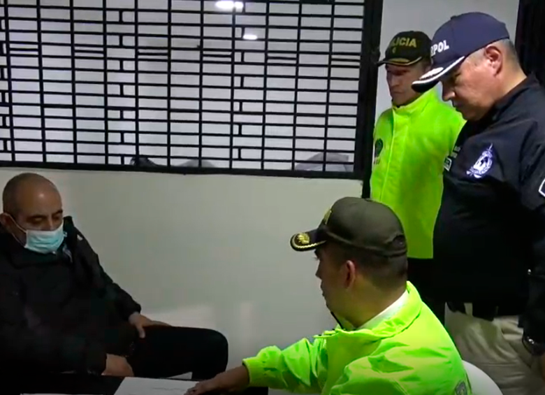 En el procedimiento, el exjefe del Clan del Golfo se mantuvo en silencio. FOTO: CAPTURA DE PANTALLA. 