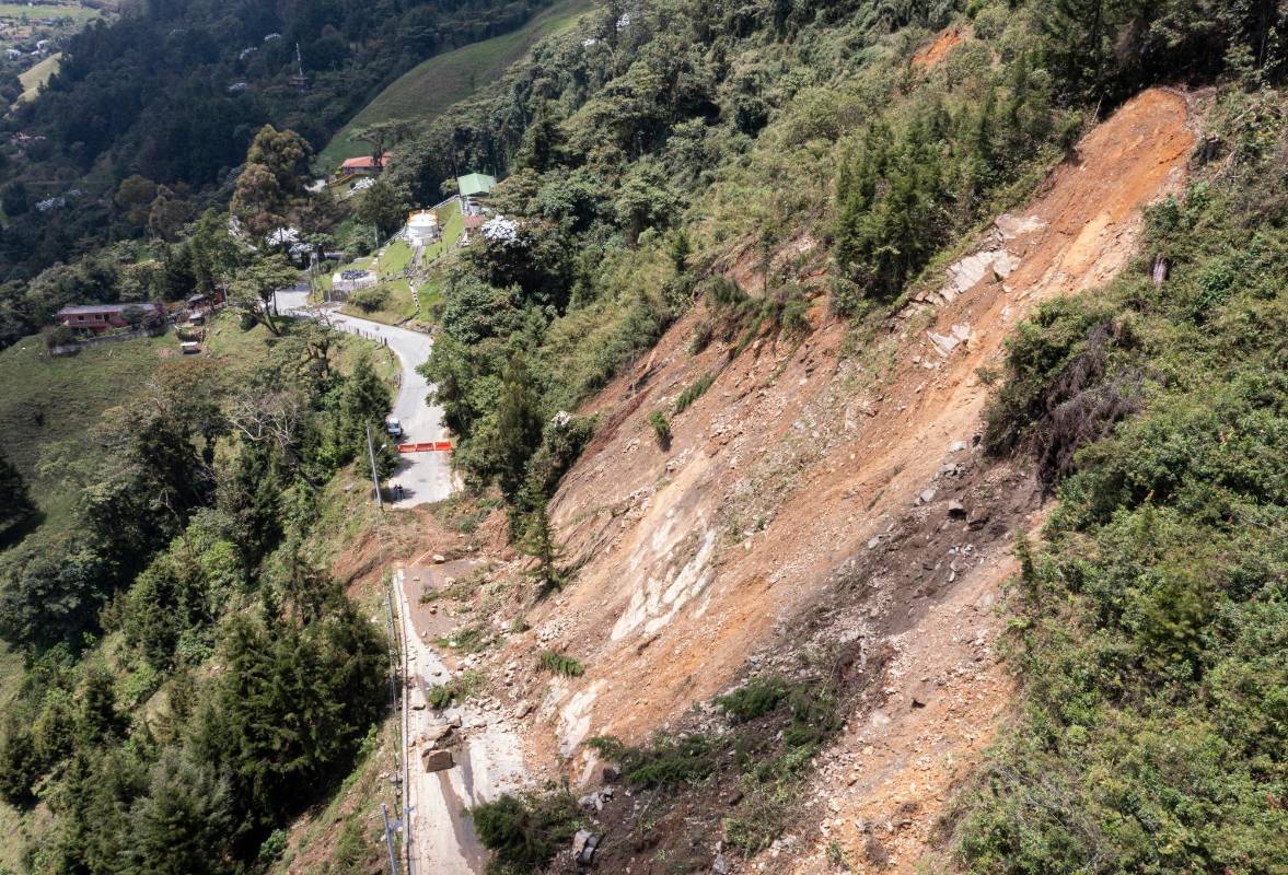 En la zona de Santa Elena se adelantan trabajos de remoción. Foto: Manuel Saldarriaga