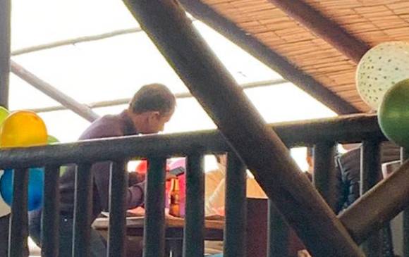 El exministro fue visto en un restaurante a las afueras de Bogotá este sábado 4 de septiembre. FOTO Cortesía Twitter Andrés Hernández