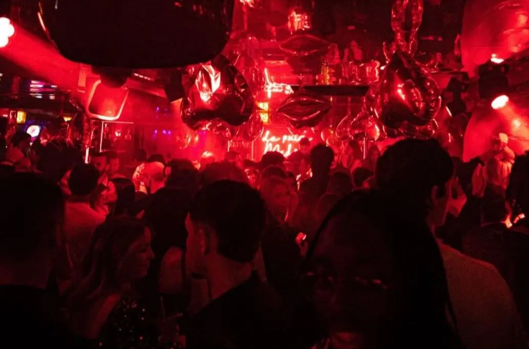 Medellín está ubicada en la 6 Av. Marceau en París, Francia. FOTO: @monamour_ofc en Instagram