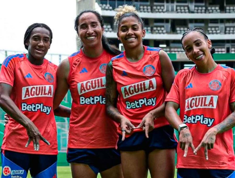 Daniela Caracas, Mayra Ramírez, Jorelyn Carabalí y Wendy Bonilla, durante el entrenamiento en el estadio del Deportivo Cali, como preparación para el partido del viernes ante Uruguay en el Pascual Guerrero. FOTO FCF