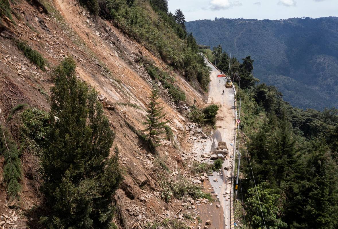 Un derrumbe mantiene taponada la vía que conecta al sector de Buenos Aires, centro oriente de Medellín, con el corregimiento de Santa Elena. Foto: Manuel Saldarriaga