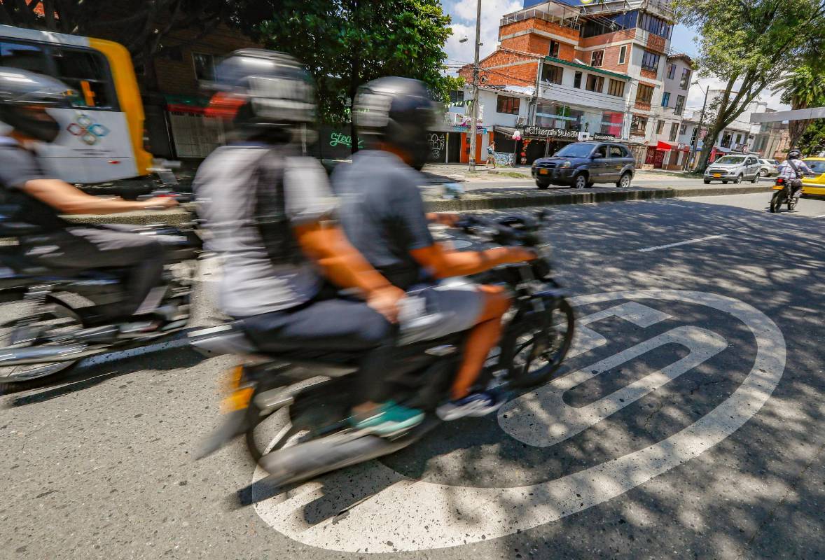 La Secretaría de Movilidad de Medellín informó que quienes infrinjan la medida serán multados con $499.950. Foto Manuel Saldarriaga