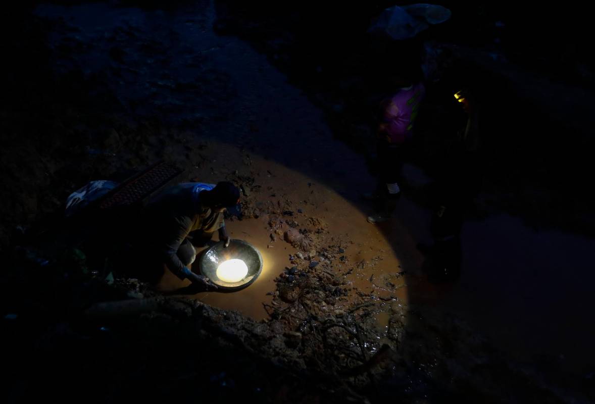 Hasta alta horas de la noche los mineros extendían sus jornadas tratando de encontrar un trozo de metal. Foto: MANUEL SALDARRIAGA QUINTERO.