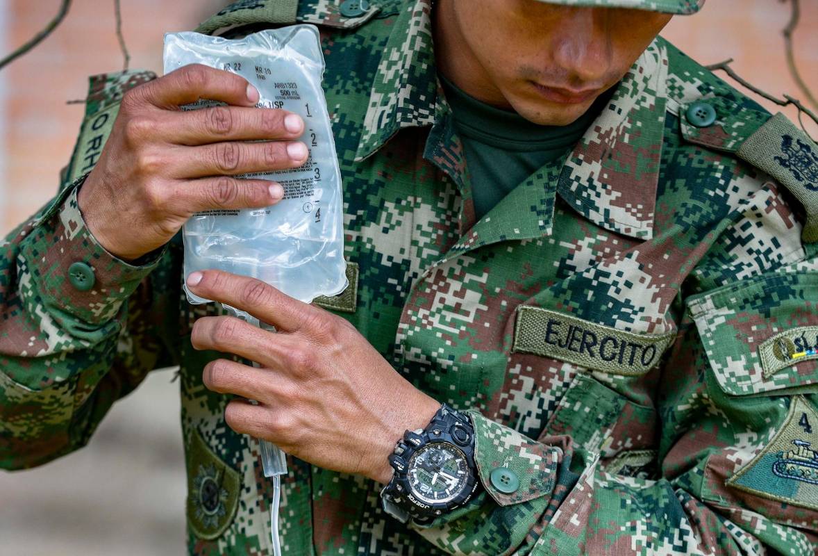 Un soldado socorrista es preparado para que tenga conocimiento de los signos vitales. Foto: Manuel Saldarriaga Quintero.