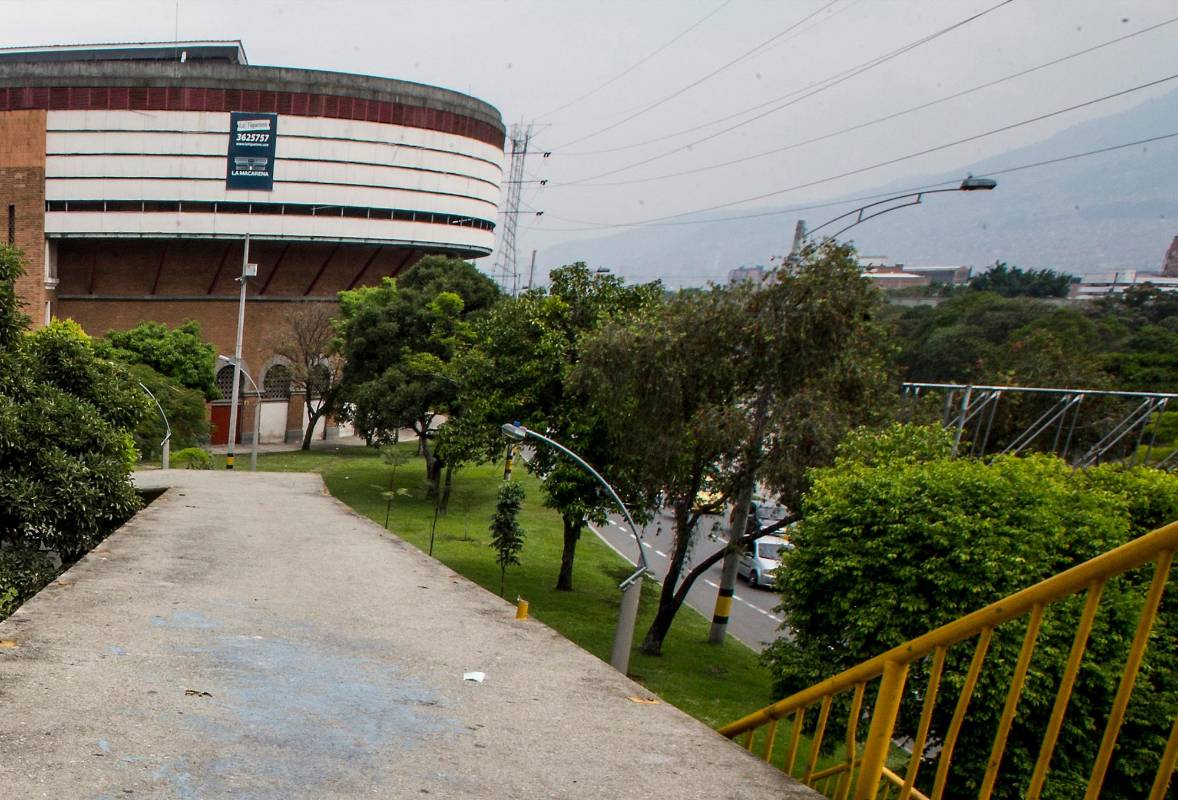 Así se encontraba el puente peatonal que comunica a la avenida San Juan con la Plaza La Macarena antes de las reparaciones. Foto: Julio César Herrera
