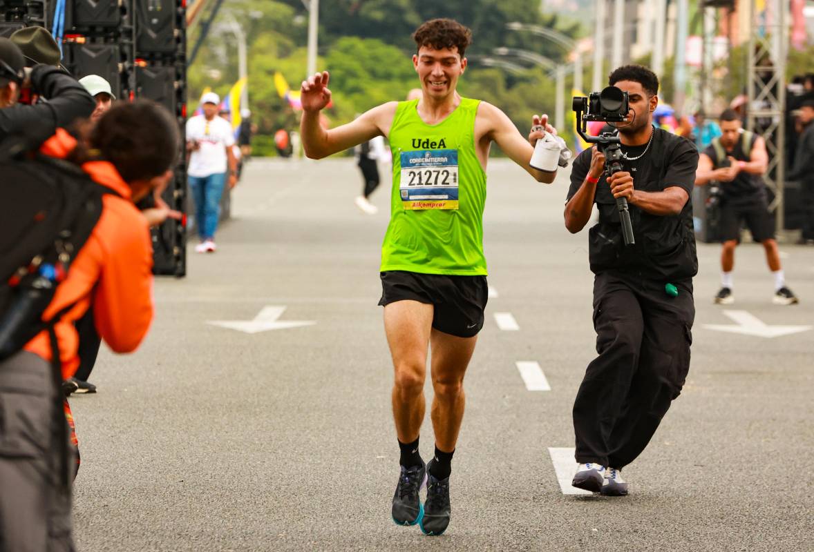 Desde muy temprano, las calles de la capital antioqueña se llenaron de energía, música y el colorido característico de una competencia que destaca tanto por su rigor técnico como por su ambiente de integración familiar. Foto: Manuel Saldarriaga Quintero.