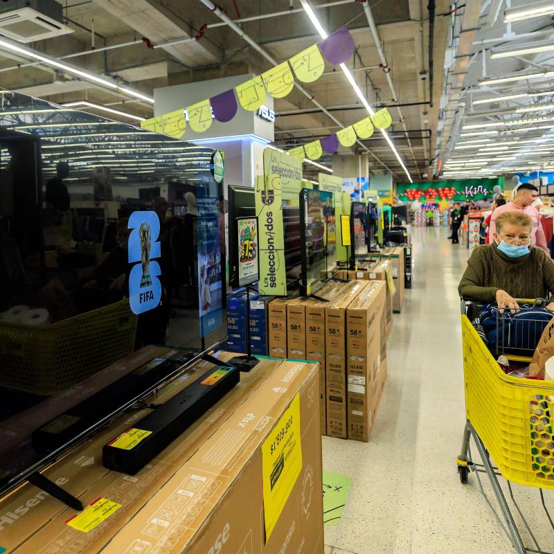 Las ventas de vehículos, motocicletas y productos tecnológicos impulsaron el crecimiento del comercio colombiano durante abril de 2026, según la Encuesta Mensual de Comercio del Dane. FOTO Camilo Suárez