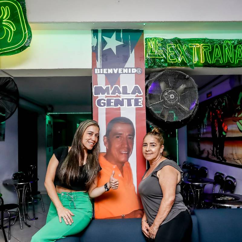 Catalina Arango (izquierda) y Nancy Díaz, la hija y esposa de Bernardo “Malagente” Arango mantienen viva la empresa familiar que tiene sus orígenes en el centro de Medellín y desde 1962. FOTO JAIME PÉREZ