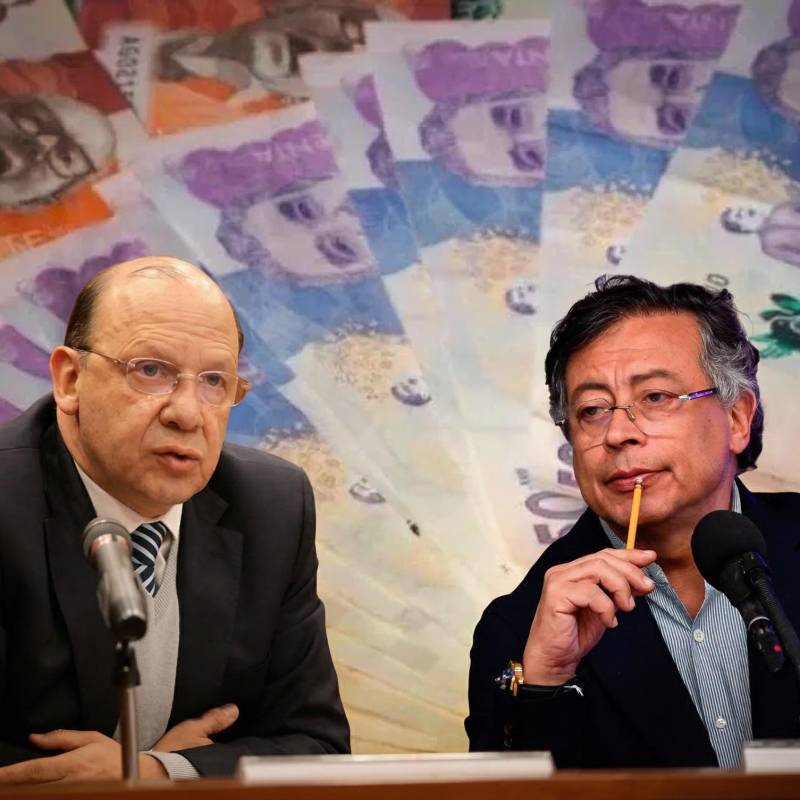 Germán Ávila, ministro de Hacienda; y Gustavo Petro, presidente de Colombia, entregan una deuda que ascieden a $1.167 billones. De ese total, $899,7 billones corresponden a deuda interna, y $267,4 billones a deuda externa. FOTO: El Colombiano.