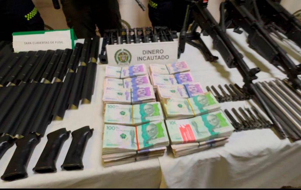 Fuera del arsenal había una buena cantidad de dinero en efectivo en los inmuebles que fueron allanados. FOTO TOMADA DE X