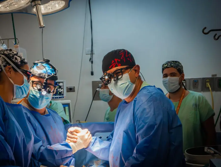 En la madrugada del 31 de octubre en el Hospital General de Medellín un equipo médico hacía historia para la salud pública del país. <b> </b>FOTO<b> Cortesía Hospital General</b>