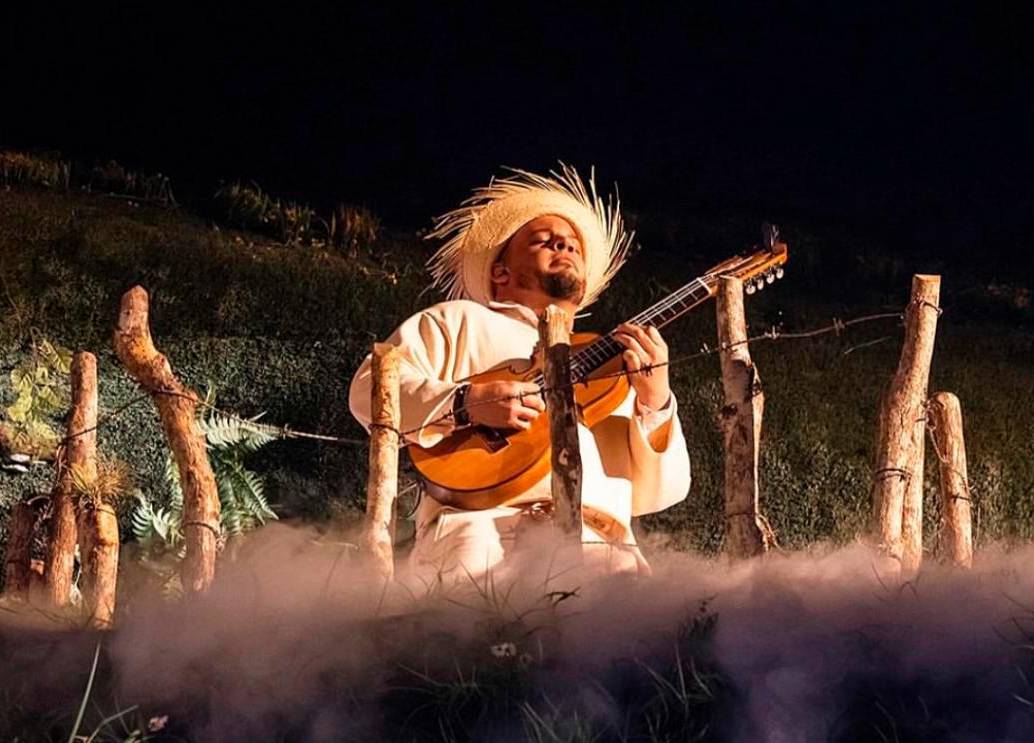 José Eduardo es uno de los músicos que está acompañando a Bad Bunny en su gira mundial. FOTO: @joseduardomusic en Instagram