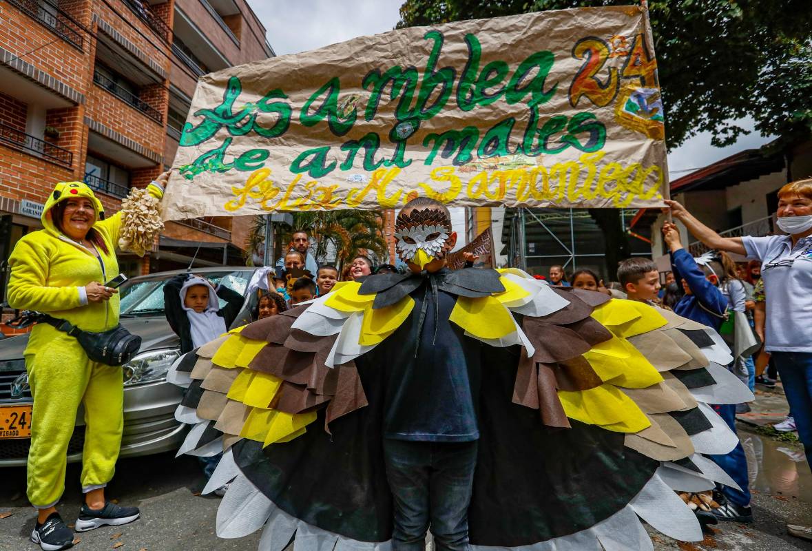 El desfile estuvo lleno de mensajes alusivos al Día del Idioma. Foto: Manuel Saldarriaga Quintero.