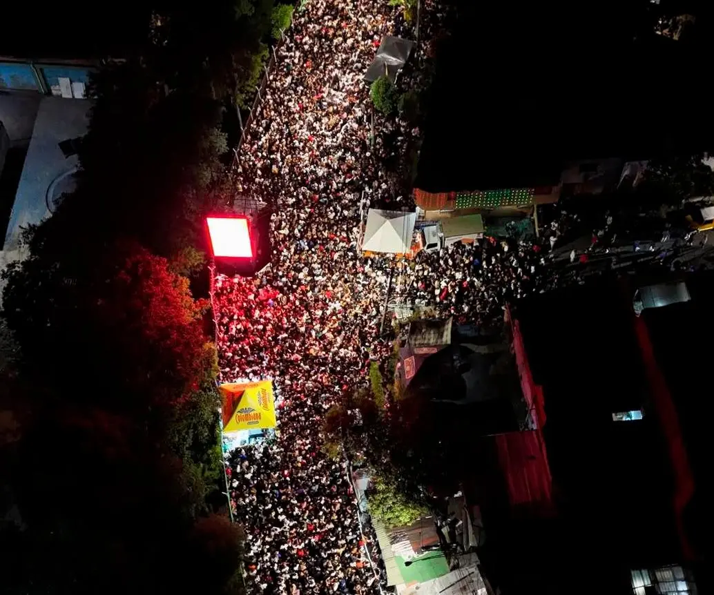 En el Doce de Octubre estuvo Ryan Castro realizando un concierto gratuito (en la foto), mientras que en Manrique la música estuvo a cargo de Siguarajazz. FOTO: Cortesía