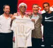 Ronaldinho en la presentación de su nuevo club. Como él, Juan Sebastián “Brujita” Verón y René Higuita, algunos de los jugadores que volvieron del retiro. FOTO GETTY