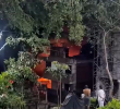 El incendio se avivó en la madrugada y afectó a varios vehículos de un parqueadero de Bello, dejando a tres en pérdida total. Foto: Captura de video.