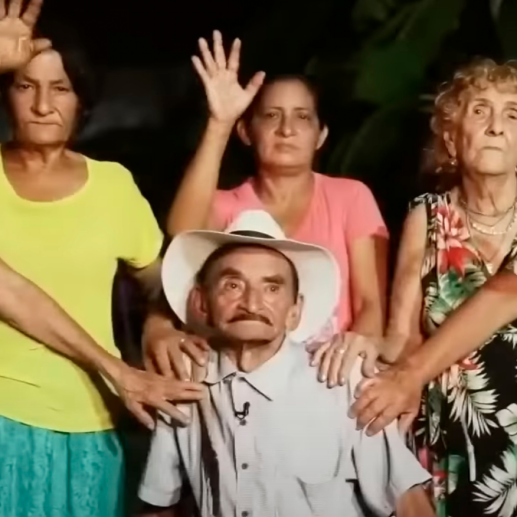 Víctor Julio Carrillo y sus cinco esposas actuales. Foto captura de pantalla reportaje Telemundo.