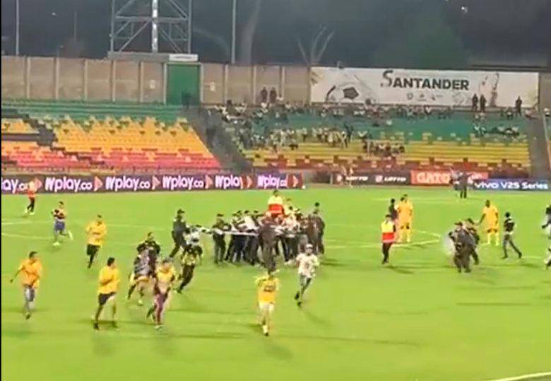 Un grupo de hinchas se metió a la cancha del estadio Alfonso López de Bucaramanga interrumpiendo el partido entre Atlético Bucaramanga y Deportes Tolima. FOTO CAPTURA DE PANTALLA