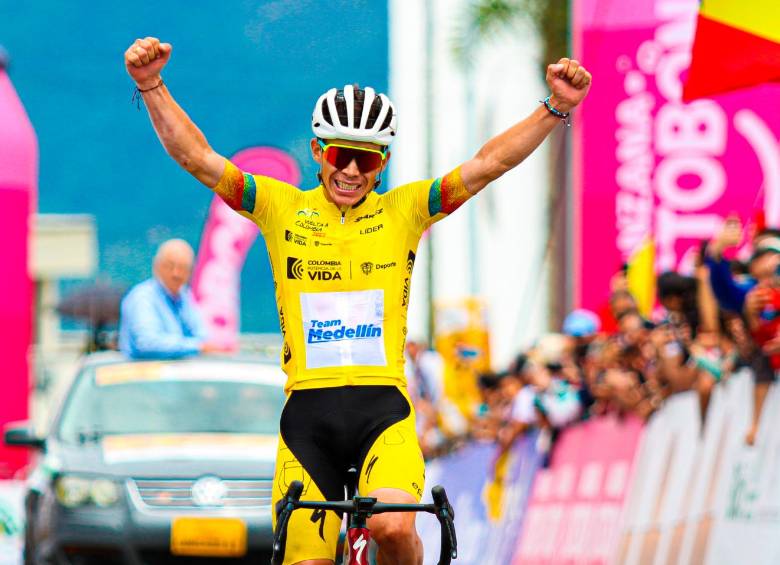 El corredor del Team Medellín celebra la victoria en Manizales, la séptima de la actual competencia. FOTO CORTESÍA