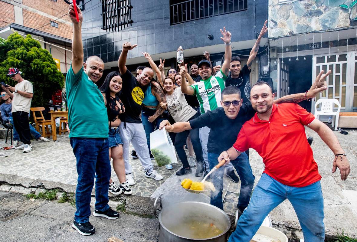 Con ollas humeantes y calles llenas de risas, Medellín celebró el primer día del 2025. FOTO: Jaime Pérez