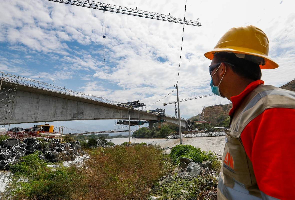 Según la concesión, el puente se llevó a cabo con el sistema de voladizos sucesivos y vigas prefabricadas a través de dos carros de avance y dos grúas telescópicas. Foto: Manuel Saldarriaga Quintero