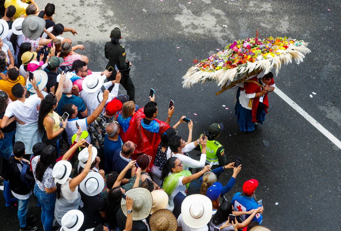 En el trayecto de los 2,4 kilómetros por donde pasó el desfile se dieron cita unas 500.000 personas. Foto: MANUEL SALDARRIAGA QUINTERO.