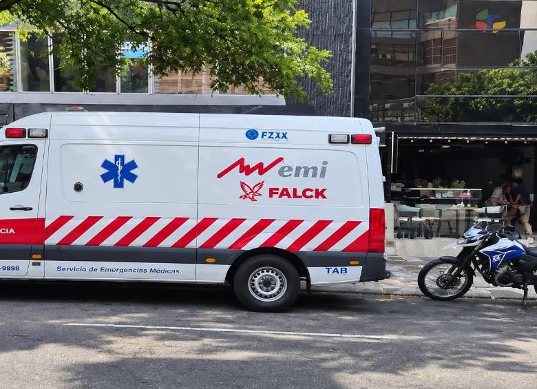 La ambulancia estaba sola y apagada cuando llegaron los agentes. Foto: cortesía.