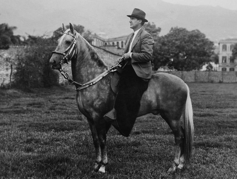 Fotografía de Fidel Ochoa Vélez, tomada en 1940 en el campus de la Universidad Nacional de Medellín. En la imagen, Fidel aparece de sombrero, saco, corbata y zamarros, montado en el caballo isabelino Cometa. <b><span class="mln_uppercase_mln"> </span></b>FOTO<b><span class="mln_uppercase_mln"> CORTESÍA MIGUEL RESTREPO OCHOA</span></b>