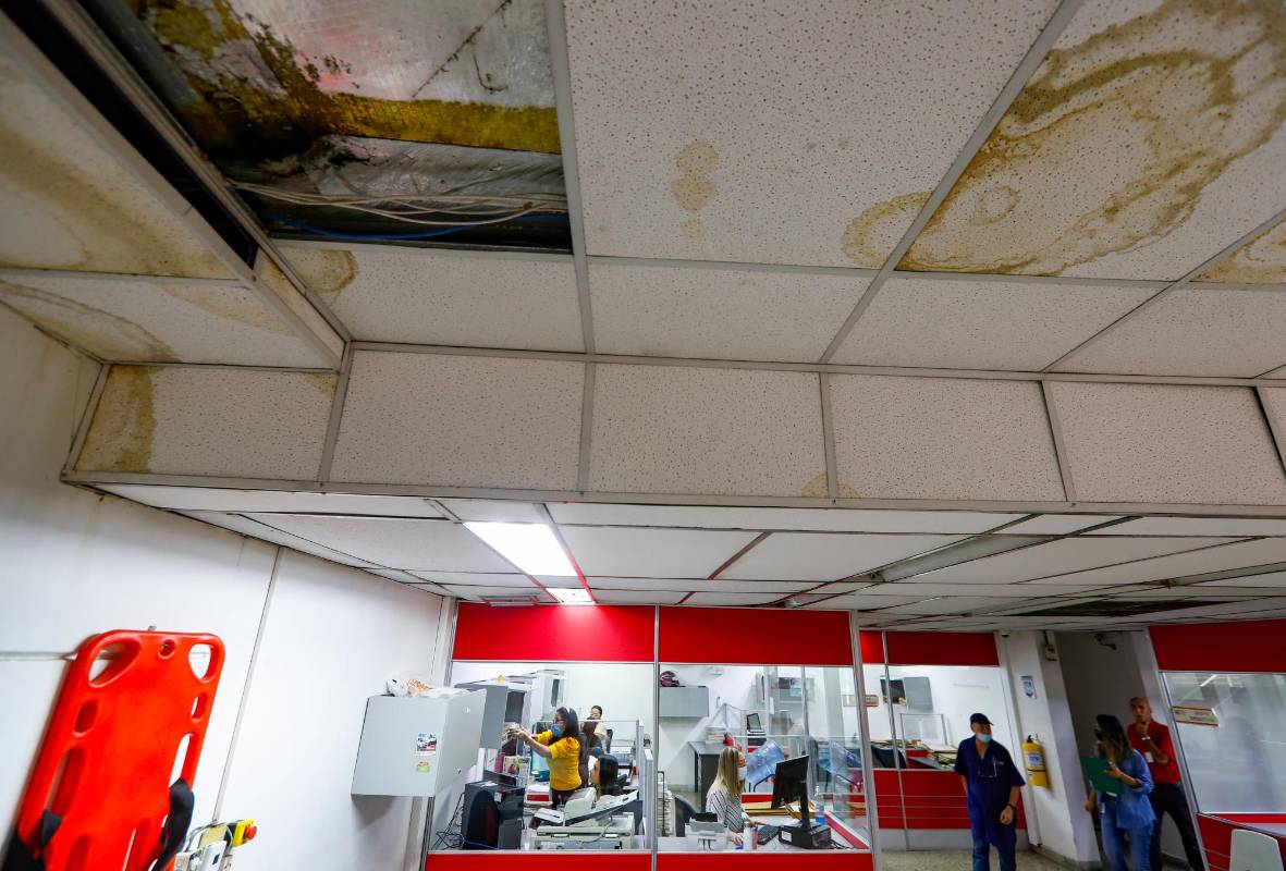Las aguas negras retornan por la tubería hasta salir por los baños. Además, el agua lluvia que se filtra cae sobre la oficina. Foto: Manuel Saldarriaga 