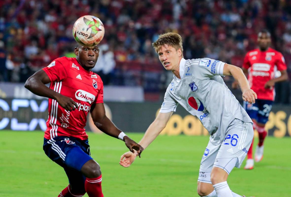  A pesar de tener 10 hombres en la cancha, el Poderoso lució bien parado y le cerro todos los espacios a los jugadores Millonarios. Foto: Jaime Pérez