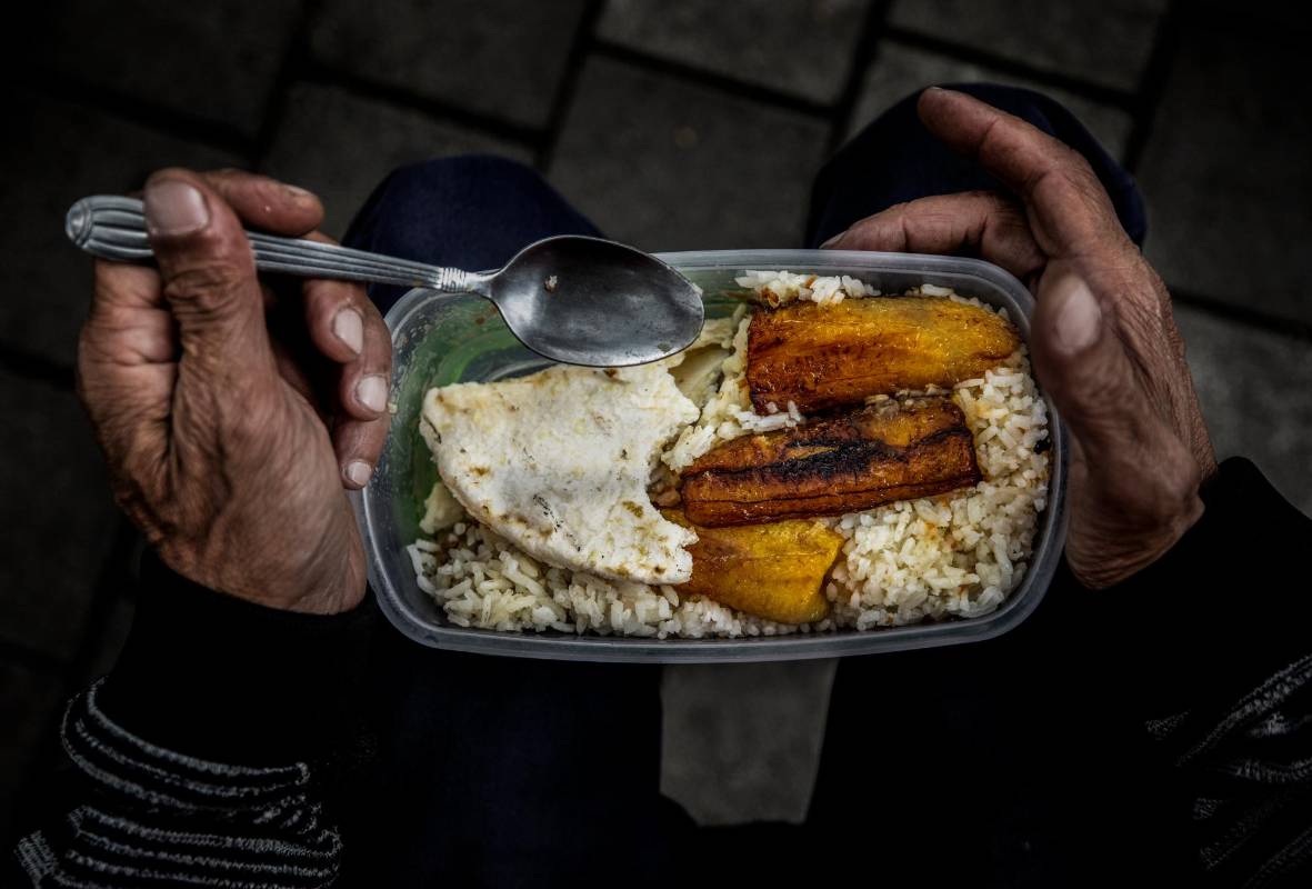 Son muchos los colombianos que prefieren llevar sus alimentos al trabajo. Foto: Camilo Suárez Echeverry