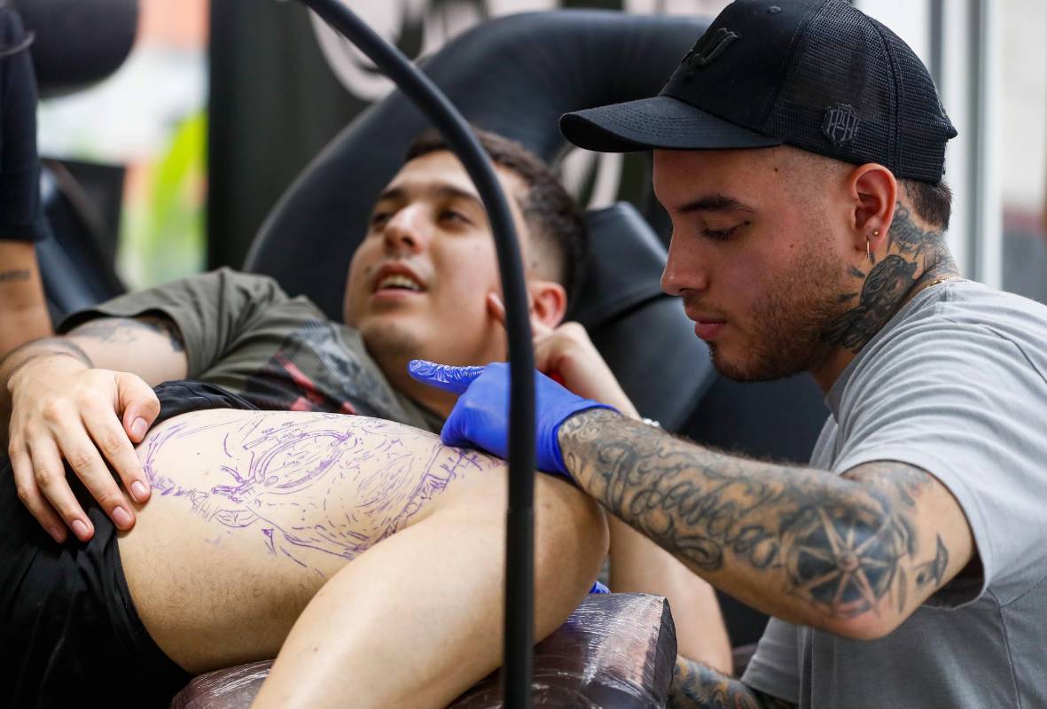 Además, asistieron artistas plásticos, tiendas de ropa urbana y tiendas de insumo para elaboración de tatuajes. Foto: MANUEL SALDARRIAGA QUINTERO.