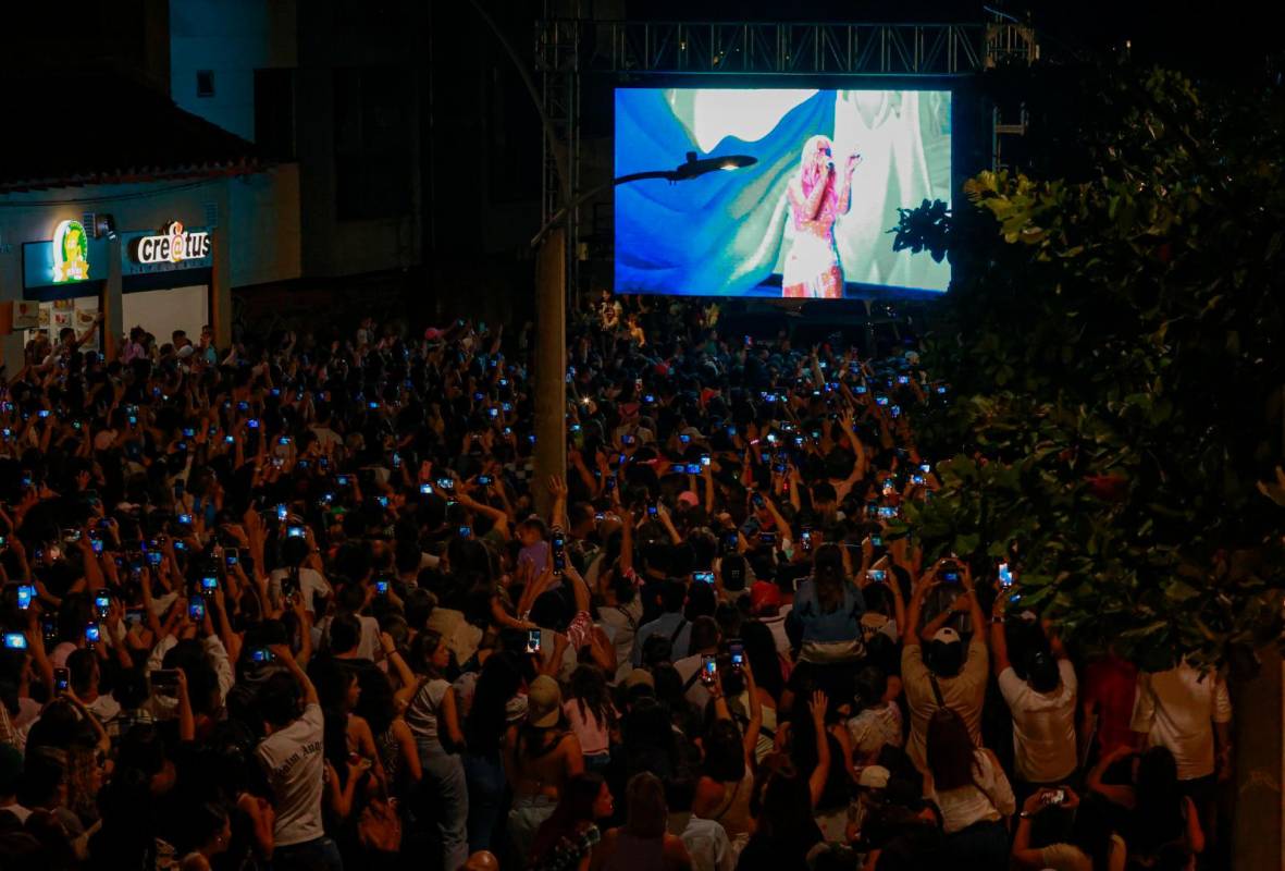 El concierto comenzó a las 9:00 p.m., personas desde la 5:00 p.m. las calles estaban copadas. La asistencia fue masiva en cada uno de los 25 municipios en los que se vio el show de Karol G en pantalla gigante. FOTO Manuel Saldarriaga