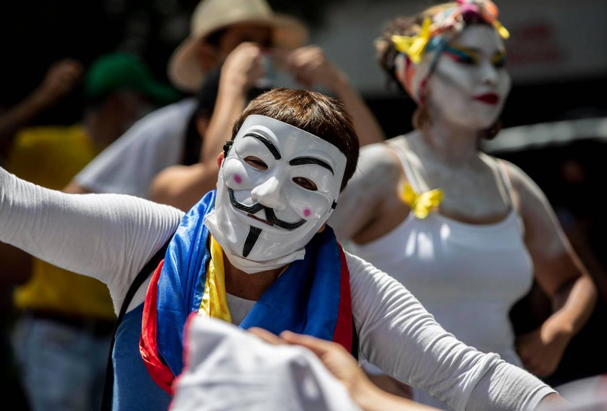 La jornada de protestas inició este miércoles con una actividad artística en el parque de El Poblado. Foto : Camilo Suárez